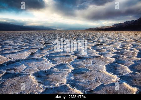 Les casseroles en croûte du bassin de Badwater se trouvent à 282 pieds sous le niveau de la mer dans le parc national de la Vallée de la mort, en Californie. Banque D'Images