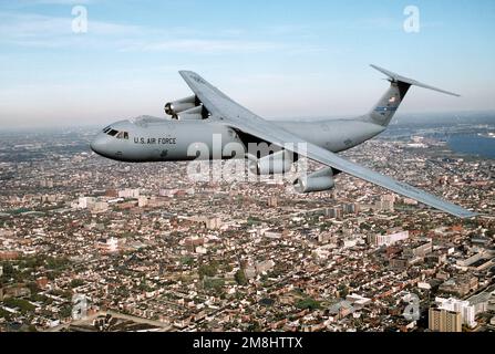 Vue aérienne à gauche d'une aile Airlift 438th, C-141 Starlift survolant Philadelphie, Pennsylvanie. Le C-141, queue #40616 offre une capacité de transport aérien à longue portée pour Air Mobility Command. Date exacte prise de vue inconnue. Base : McGuire Air Force base État : New Jersey (NJ) pays : États-Unis d'Amérique (USA) Banque D'Images