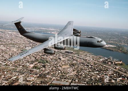 Vue aérienne à droite d'une aile 438th Airlift, C-141 Starlift survolant la banlieue de Philadelphie, Pennsylvanie. Le C-141, queue #40616 offre une capacité de transport aérien à longue portée pour Air Mobility Command. Date exacte prise de vue inconnue. Base : McGuire Air Force base État : New Jersey (NJ) pays : États-Unis d'Amérique (USA) Banque D'Images