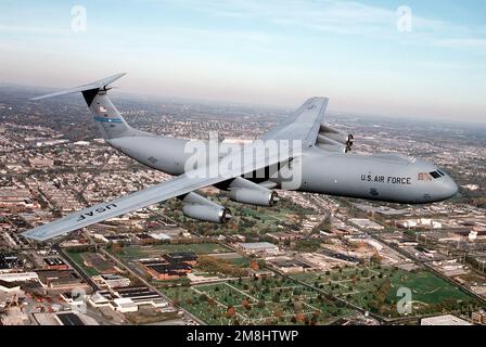 Vue aérienne à droite d'une aile 438th Airlift, C-141 Starlift survolant la banlieue de Philadelphie, Pennsylvanie. Le C-141, queue #40616 offre une capacité de transport aérien à longue portée pour Air Mobility Command. Date exacte prise de vue inconnue. Base : McGuire Air Force base État : New Jersey (NJ) pays : États-Unis d'Amérique (USA) Banque D'Images