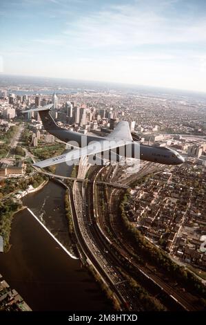 Vue aérienne à droite d'une aile Airlift 438th, C-141 Starlift survolant la rivière Schuylkill et le centre-ville de Philadelphie. Le C-141, queue #40616 offre une capacité de transport aérien à longue portée pour Air Mobility Command. Date exacte prise de vue inconnue. Base : McGuire Air Force base État : New Jersey (NJ) pays : États-Unis d'Amérique (USA) Banque D'Images