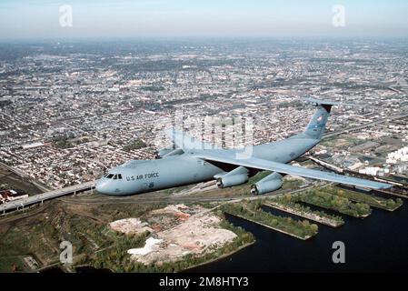 Vue aérienne à gauche d'une aile de 438th Airlift, C-141 Starlift survolant la banlieue de Philadelphie, Pennsylvanie. Le C-141, queue #40616 offre une capacité de transport aérien à longue portée pour Air Mobility Command. Date exacte prise de vue inconnue. Base : McGuire Air Force base État : New Jersey (NJ) pays : États-Unis d'Amérique (USA) Banque D'Images