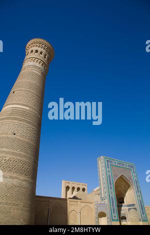 Kalyon Minar (Grand minaret), Mosquée Kalyon (arrière-plan), place POI Kalyon, Buhkara, Ouzbékistan Banque D'Images