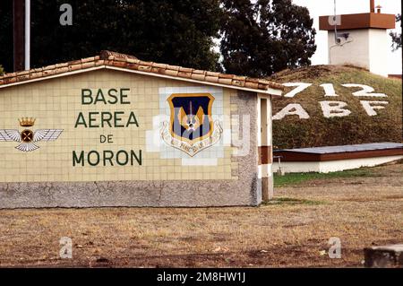 Un panneau situé juste à l'intérieur de la porte de la base aérienne de Moron, en Espagne, où se trouve le vol de la base aérienne de 712th. (Date exacte inconnue). Objet opération/série: RESTORE HOPE II base: Moron Air base État: Sevilla pays: Espagne (ESP) Banque D'Images