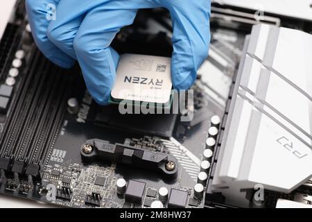 Tbilissi, Géorgie - 25 août 2022 : gros plan du processeur AMD RYZEN sur la carte mère du PC Banque D'Images