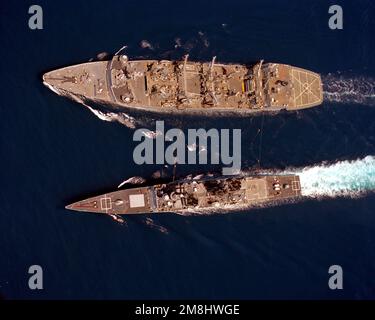 Vue aérienne du lubrificateur USS WICHITA (AOR-1) qui mène des opérations de réapprovisionnement en cours avec le destroyer USS PAUL F. FOSTER (DD-964) au large de la côte de San Diego. Pays : Océan Pacifique (POC) Banque D'Images