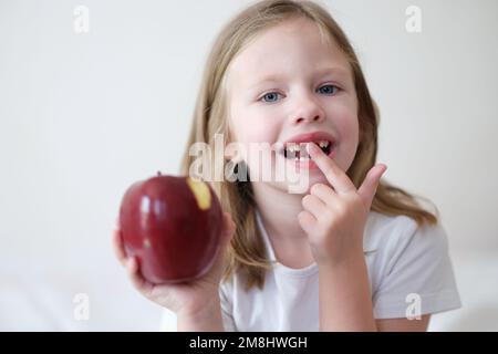 Portrait d'une belle petite fille sans dents avec pomme Banque D'Images