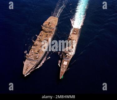 Vue aérienne du lubrificateur USS WICHITA (AOR-1) qui mène des opérations de réapprovisionnement en cours avec le destroyer USS PAUL F. FOSTER (DD-964) au large de la côte de San Diego. Pays : Océan Pacifique (POC) Banque D'Images