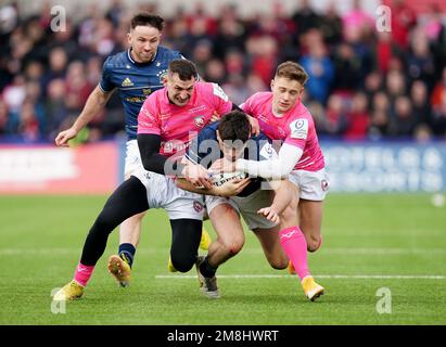 Jimmy O'Brien (au centre) de Leinster, affronté par Jonny May (à gauche) de Gloucester et Stephen Varney lors du match de la coupe des champions Heineken au stade Kingsholm de Gloucester. Date de la photo: Samedi 14 janvier 2023. Banque D'Images