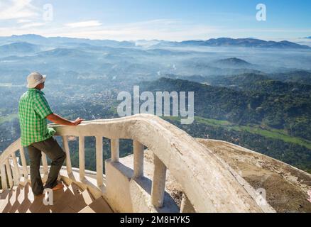 Tourisme sur le temple d'Ambuluwawa dans la province centrale, Sri Lanka Banque D'Images