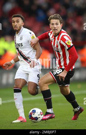 Jacob Brown de Stoke City et Sander Berge de Sheffield United (à droite) se battent pour le ballon lors du match de championnat Sky Bet à Bramall Lane, Sheffield. Date de la photo: Samedi 14 janvier 2023. Banque D'Images