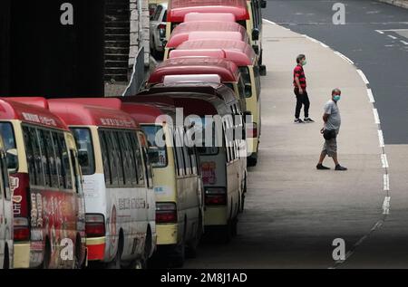 Une file d'attente de mini-bus rouge attendant les passagers à TSZ WAN Shan, où le quartier est devenu un point d'accès pour la « troisième vague » d'épidémies de coronavirus de cityHH. 07AUG20 SCMP / Felix Wong Banque D'Images