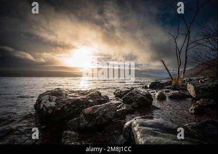 Loch Ness sur une ruse, humide, janvier matin. Le genre de jour que rien ne va à planifier! Banque D'Images