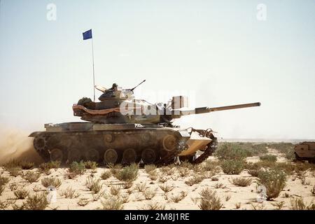 Un char de combat principal M60A1 de l'armée égyptienne (MBT) participe à un exercice de tir en direct pendant l'exercice BRIGHT STAR '94. Sujet opération/série: BRIGHT STAR '94 pays: Egypte (EGY) Banque D'Images