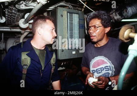 Armes de copilote DE GUNNER deuxième classe (GMG2) Robert Derouin s'entretient avec le capitaine du navire marchand NOIR EAGLE à destination d'Haïti lors de l'embarquement et de l'inspection en 100th d'un navire à destination d'Haïti dans le cadre de l'opération support Democracy, l'embargo des Nations Unies sur les armes et le carburant à destination d'Haïti. GMG2 Derouin est membre de la fête d'embarquement de la frégate d'entraînement USS AINSWORTH (FFT-1090). Sujet opération/série: SOUTENIR LA DÉMOCRATIE pays: Mer des Caraïbes Banque D'Images