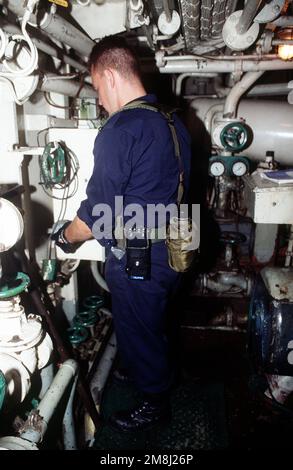 Pistolets de copilote DE GUNNER deuxième classe (GMG2) Robert Derouin vérifie la salle des machines du navire marchand NOIR EAGLE à destination d'Haïti lors de l'embarquement en 100th d'un navire à destination d'Haïti dans le cadre de l'opération support Democracy, l'embargo des Nations Unies sur les armes et le carburant à destination de la nation insulaire. GMG2 est membre de l'équipe d'embarquement de la frégate d'entraînement USS AINSWORTH (FFT-1090). Sujet opération/série: SOUTENIR LA DÉMOCRATIE pays: Mer des Caraïbes Banque D'Images