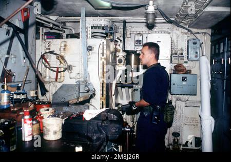 PISTOLETS de contrainte DE GUNNER deuxième classe (GMG2) Robert Derouin vérifie la salle des machines du navire à moteur ENREGISTRÉ au Honduras, LE NOIR EAGLE. Le navire était à destination de Miragoane, en Haïti, lorsqu'il a été arrêté et embarqué par les États-Unis Frégate d'entraînement de la Marine USS AINSWORTH (FFT-1090) à environ 12 miles de la côte nord-est d'Haïti. Il s'agissait de l'embarquement en 100th d'un navire à destination d'Haïti à l'appui de l'opération appui à la démocratie depuis l'entrée en vigueur de l'embargo des Nations Unies (ONU) sur le 18 octobre il y a six semaines. Sujet opération/série: SOUTENIR LA DÉMOCRATIE pays: Mer des Caraïbes Banque D'Images