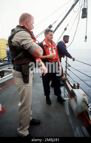 MAÎTRE TECHNICIEN EN CHEF des chaudières (BTACM) George Cohn, (à gauche), Et LE chef GUNNER's Mate (GMC) James Schneck se tient aux côtés des autres membres de la partie d'embarquement de la frégate d'entraînement USS AINSWORTH (FFT-1090) alors qu'ils préparent l'embarquement 100th d'un navire à destination d'Haïti en inspectant le navire marchand hondurien, LE NOIR EAGLE, au large de la côte nord-ouest d'Haïti AS Dans le cadre de l'opération appui à la démocratie, l'embargo des Nations Unies sur les armes et le carburant en Haïti. Sujet opération/série: SOUTENIR LA DÉMOCRATIE pays: Mer des Caraïbes Banque D'Images