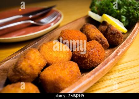 Croquettes espagnoles. La croquette est une portion de pâte faite à partir d'une sauce dense comme le bechamel et un mincemeat de divers ingrédients ou légumes. Banque D'Images