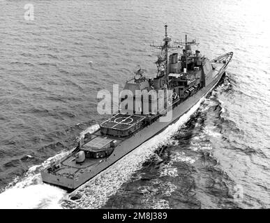 Vue oblique en tribord de mer du croiseur de missiles guidé USS PORT ROYAL (CG-73) pendant les essais en mer. Pays: Golfe du Mexique Banque D'Images