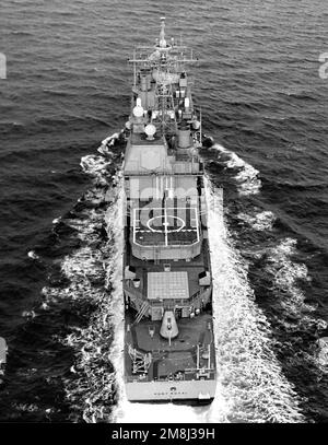 Une poupe oblique élevée en vue du croiseur de missiles guidé USS PORT ROYAL (CG-73) pendant les essais en mer. Pays: Golfe du Mexique Banque D'Images