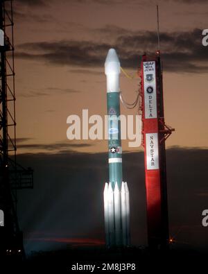 Le véhicule Air Force Delta II repose sur le complexe 17-A prêt à transporter le satellite du système de positionnement mondial NAVSTAR 23rd en orbite. Base: Cape Canaveral Air Force Station État: Floride (FL) pays: États-Unis d'Amérique (USA) Banque D'Images