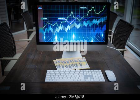 200 billets en euros sont situés à côté d'un clavier d'ordinateur Banque D'Images