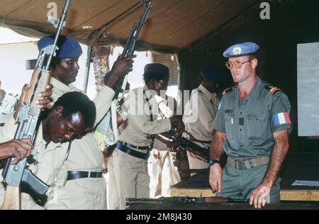 Un soldat français du détachement consultatif d'instruction militaire (MMAD) du 5th Regiment International Army Overseas (RIAOM) forme des policiers somaliens à l'assemblage et au démontage du fusil d'assaut AK-47 à Baidoa. Les Français assurent la formation de la police somalienne à Baidoa et Buurhakaba. Objet opération/série: Base ONUSOM II: Baidoa pays: Somalie (SOM) Banque D'Images