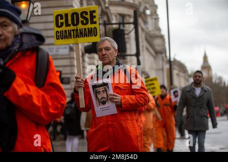 Londres, Angleterre, Royaume-Uni. 14th janvier 2023. Des militants du réseau britannique de Guantanamo manifestent dans le centre de Londres pour exiger la fermeture de la prison américaine et la mise en détention ou la libération de détenus. (Credit image: © Tayfun Salci/ZUMA Press Wire) USAGE ÉDITORIAL SEULEMENT! Non destiné À un usage commercial ! Banque D'Images