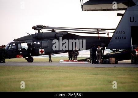 Un long cliché d'une vue de droite d'un hélicoptère UH-60 Black Hawk (Blackhawk) de la 57th Medical Company, fort Bragg, en Caroline du Nord, est téléversé sur une galaxie C-5A par l'escadron du port aérien 68th, Kelly AFB, au Texas (date exacte inconnue). Objet opération/série: PHOENIX SHARK base: Pope Air Force base État: Caroline du Nord (NC) pays: États-Unis d'Amérique (USA) Banque D'Images