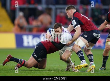 Le Rory Hutchinson de Northampton Saints (au centre) est affronté par Niall Scannell (à gauche) de Munster et Jack O'Donoghue lors du match de la coupe des champions Heineken au parc Thomond de Limerick, en Irlande. Date de la photo: Samedi 14 janvier 2023. Banque D'Images