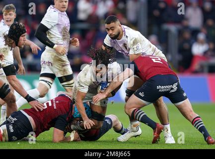 Le Lewis Ludlam (au centre) de Northampton Saints est attaqué par le Tadhg Beirne (à gauche) de Munster et Niall Scannell lors du match de la coupe des champions Heineken au parc Thomond de Limerick, en Irlande. Date de la photo: Samedi 14 janvier 2023. Banque D'Images