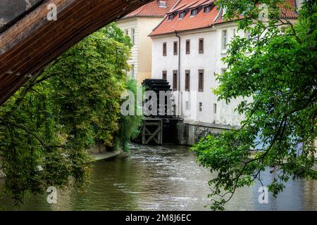 Ancienne roue d'eau en bois d'un moulin installé sur l'un des canaux de la ville de Prague. Banque D'Images