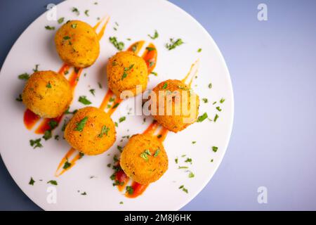 Croquettes espagnoles. La croquette est une portion de pâte faite à partir d'une sauce dense comme le bechamel et un mincemeat de divers ingrédients ou légumes. Banque D'Images