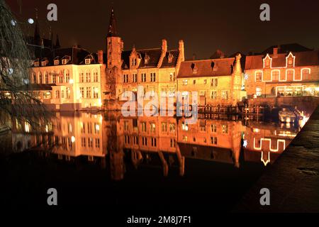 Rivière Dijver, région de Rozenhoedkaai, ville de Bruges, Flandre Occidentale dans la région flamande de Belgique. Bruges est un site classé au patrimoine mondial de l'UNESCO. Banque D'Images