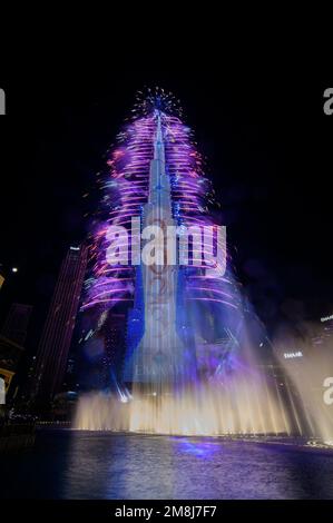 Dubaï, Émirats arabes Unis, le 1st janvier 2023. Un feu d'artifice accompagné d'un spectacle laser et de projections LED sur le Burj Khalifa a sonné la nouvelle année à Dubaï Banque D'Images