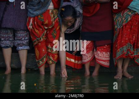 Bhaktapur, Népal. 14th janvier 2023. Sur 14 janvier 2023 à Bhaktapur, Népal. Les dévotés effectuent un rituel religieux à l'occasion de Shree Swasshani Brata Katha, un festival d'un mois consacré à la déesse Swasshani et à Dieu Madhav Narayan. (Photo de Abhishek Maharajan/Sipa USA) crédit: SIPA USA/Alay Live News Banque D'Images