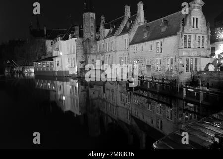 Rivière Dijver, région de Rozenhoedkaai, ville de Bruges, Flandre Occidentale dans la région flamande de Belgique. Bruges est un site classé au patrimoine mondial de l'UNESCO. Banque D'Images