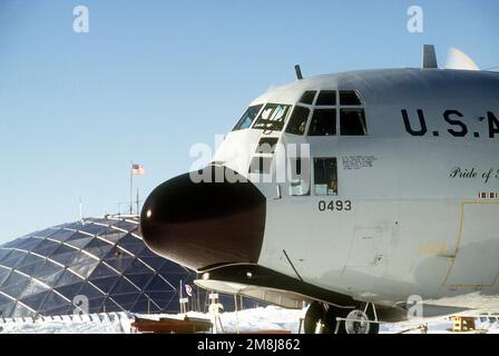 Vue rapprochée moyenne à profil droit comme un LC-130H de l'US Air Force de l'aile de transport aérien 109th (AW), base de la Garde nationale aérienne Stratton, Scotia, New York, se trouve devant le dôme scientifique national de la Science Foundation à la station du pôle Sud, Antarctique. La 109th AW est la seule unité au monde à piloter le LC-130H. Pays: Antarctique (ATA) Banque D'Images