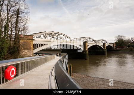 Londres, Angleterre, Royaume-Uni. 14 janvier 2023. La passerelle du pont Barnes sous le pont du chemin de fer Barnes est enfin ouverte et utilisée © Benjamin John Banque D'Images