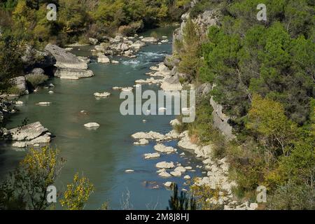 Le beau paysage de la rivière Gallego à Mallos de Riglos à Huesca, Aragon, Espagne Banque D'Images