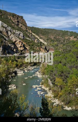 Le beau paysage de la rivière Gallego à Mallos de Riglos à Huesca, Aragon, Espagne Banque D'Images