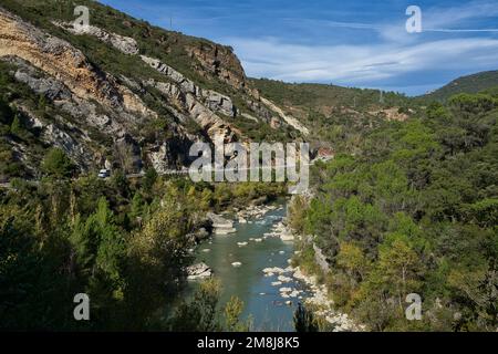 Le beau paysage de la rivière Gallego à Mallos de Riglos à Huesca, Aragon, Espagne Banque D'Images