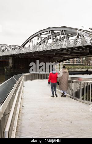 Londres, Angleterre, Royaume-Uni. 14 janvier 2023. La passerelle du pont Barnes sous le pont du chemin de fer Barnes est enfin ouverte et utilisée © Benjamin John Banque D'Images