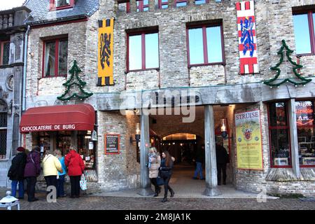 Vitrine de la chocolaterie belge à l'heure de Noël, place du marché, ville de Bruges, Flandre Occidentale dans la région flamande de Belgique. Bruges City est une U Banque D'Images