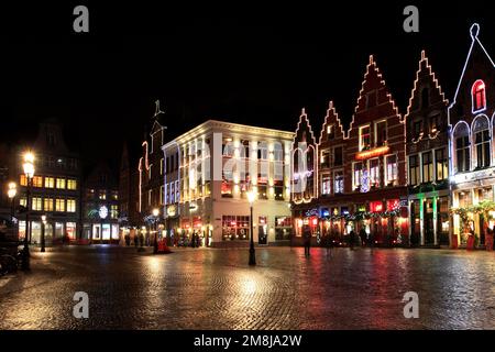 Décorations de Noël sur les bâtiments entourant la place du marché, ville de Bruges, Flandre Occidentale dans la région flamande de Belgique. Banque D'Images