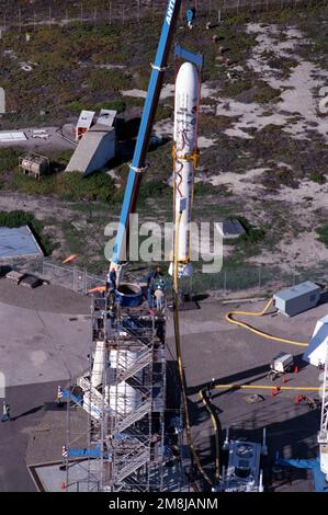 Il s'agit de la documentation du premier lancement de la fusée Taurus. Le Tarus Rocket mesure 90 pieds et pèse 75 tonnes. Les dernières étapes du Taurus Booster sont empilées sur la phase zéro. Base: Vandenberg Air Force base État: Californie (CA) pays: États-Unis d'Amérique (USA) Banque D'Images