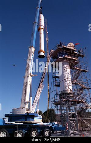 Les deuxième et troisième étapes du Taurus Rocket sont soulevées sur la première étape. Il s'agit de la documentation du premier lancement de la fusée Taurus. La fusée Tarus mesure 90 pieds et pèse 75 tonnes. Base: Vandenberg Air Force base État: Californie (CA) pays: États-Unis d'Amérique (USA) Banque D'Images