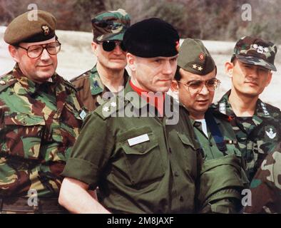 Les boursiers internationaux du Collège de guerre de l'Armée de terre reçoivent un briefing lorsqu'ils visitent la gamme Blackwell M-1 de fort Hood sur 2 mars 1994. (G À D) COL. Tibor Nagy, Hongrie ; col. March Caron, Canada; LT. COLONNE Kund Bartels, Danemark ; Brig. GÉN. INAD Edeinat, Jordanie; et col. Hyung Soo Kim, République de Corée. Base: Fort Hood État: Texas (TX) pays: États-Unis d'Amérique (USA) Banque D'Images