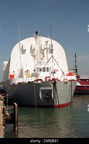 Un arc de vue de la barge de transport Orion de la National Aeronautics and Space Administration (NASA), utilisée pour transporter les réservoirs de carburant externes pour la navette spatiale de la Nouvelle-Orléans, LA au Kennedy Space Center, relié à un quai. Base: Port Canaveral État: Floride (FL) pays: Etats-Unis d'Amérique (USA) Banque D'Images